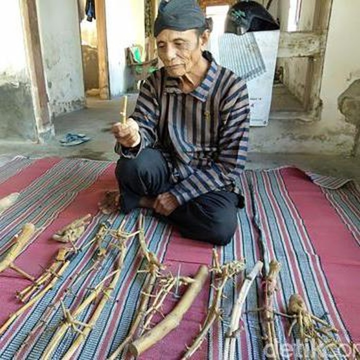 Pring Petuk atau Bambu Petuk merupakan bambu yang dua bukunya saling berhadapan. Sampai saat ini, banyak orang yang percaya bambu itu memiliki keistimewaan.