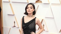 Aktris muda itu tampak cantik dan anggun dengan dress hitam menerawang. Getty Images via AFP/DAVID LIVINGSTON
