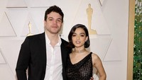 Rachel pun turut ditemani oleh sang kekasih, Josh Andres Rivera. Getty Images via AFP/MIKE COPPOLA