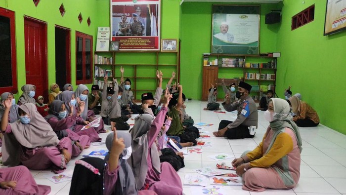 Salah satu kandidat Hoegeng Awards 2022 Bripka Nur Ali Suwandhi.