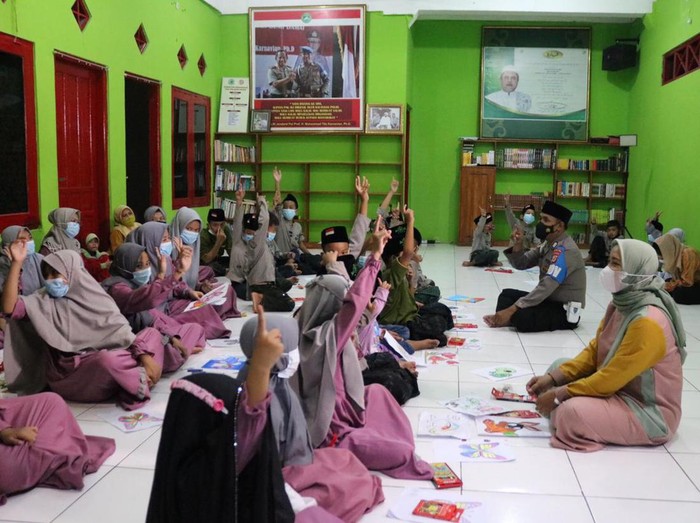 Salah satu kandidat Hoegeng Awards 2022 Bripka Nur Ali Suwandhi.