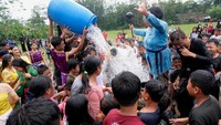 Air yang dianggap suci itu dibawa lagi ke tengah-tengah dusun. Selanjutnya sesepuh desa menuangkan air yang dianggap suci tersebut ke dalam gentong, menyiramkan dan melemparkannya kepada masyarakat. Terjadilah perang air atau Bajong Banyu yang merupakan inti dari tradisi tersebut.