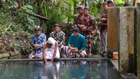 Tradisi setiap tahun itu diawali dengan prosesi pengambilan air di sumber air Sendang Kedawung oleh puluhan warga serta para tokoh dan perangkat desa setempat. Dengan membawa kendi para tokoh masyarakat mengambil air di Sendang Kedawung. Upacara itu dikawal dan dijaga oleh pasukan Bregada berjalan sejauh 100 meter menuju sumber air. Sambil membunyikan bonang dan kenong, ritual mengambil air dimulai. Terlebih dahulu para penari melakukan tarian diikuti pengambilan air dari sendang.