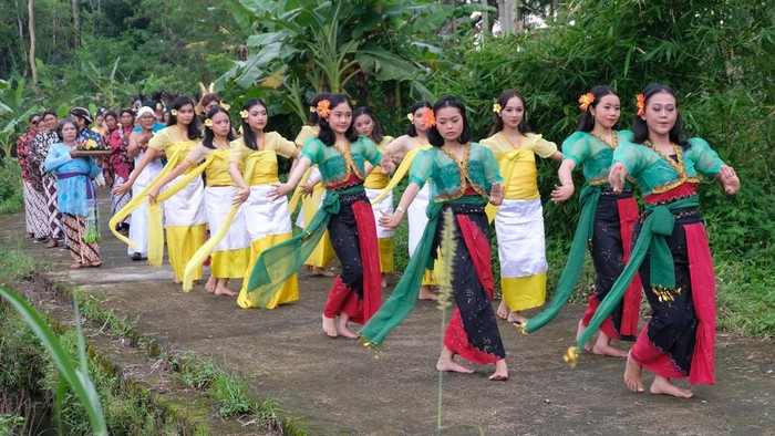 Sesepuh adat mengambil air suci di sendang Dawung saat tradisi Bajong Banyu di Dusun Dawung, Banjarnegoro, Mertoyudan, Magelang, Jateng, Minggu (27/3/2022).  Setelah ditiadakan dua tahun akibat pandemi COVID-19 tradisi Bajong Banyu kembali digelar warga setempat sebagai wujud sukacita menyambut datangnya bulan suci Ramadan. ANTARA FOTO/Anis Efizudin/pras.