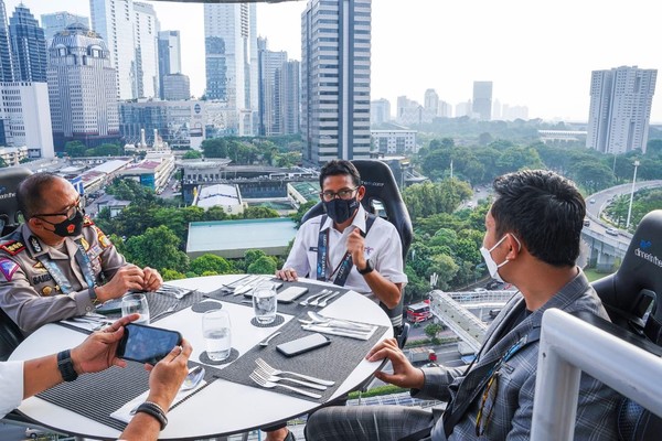 Sandiaga saat menghadiri soft opening Lounge In The Sky Indonesia di Mangkuluhur City Office Tower, Jakarta Selatan, Senin (28/3/2022). Ini inovasi yang dihadirkan untuk menghadirkan suatu destinasi wisata yang kekinian, kata Sandiaga. Foto: Kemenparekraf