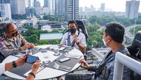 Sandiaga saat menghadiri soft opening Lounge In The Sky Indonesia di Mangkuluhur City Office Tower, Jakarta Selatan, Senin (28/3/2022). Ini inovasi yang dihadirkan untuk menghadirkan suatu destinasi wisata yang kekinian, kata Sandiaga. Foto: Kemenparekraf