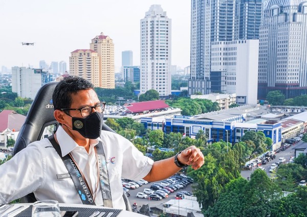 Sandiaga mencoba Lounge in The Sky. Sandiaga menyebut hal ini sebagai destinasi pariwisata baru di Jakarta serta membuka Lapangan Kerja dan bangkitkan ekonomi baru.Foto: Kemenparekraf Sandiaga mencoba Lounge in The Sky. Sandiaga menyebut hal ini sebagai destinasi pariwisata baru di Jakarta serta membuka Lapangan Kerja dan bangkitkan ekonomi baru.Foto: Kemenparekraf