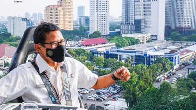 Sandiaga Jajal Resto Melayang di Bundaran Semanggi