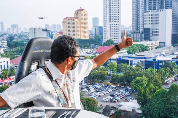 Sandiaga mengatakan destinasi-destinasi wisata serupa sudah hadir di 67 negara, termasuk di Indonesia. Menurutnya, kehadiran Lounge In The Sky Indonesia ini dapat membuka peluang usaha dsn lapangan kerja bagi masyarakat Tanah Air. Foto: Kemenparekraf Sandiaga mengatakan destinasi-destinasi wisata serupa sudah hadir di 67 negara, termasuk di Indonesia. Menurutnya, kehadiran Lounge In The Sky Indonesia ini dapat membuka peluang usaha dsn lapangan kerja bagi masyarakat Tanah Air. Foto: Kemenparekraf