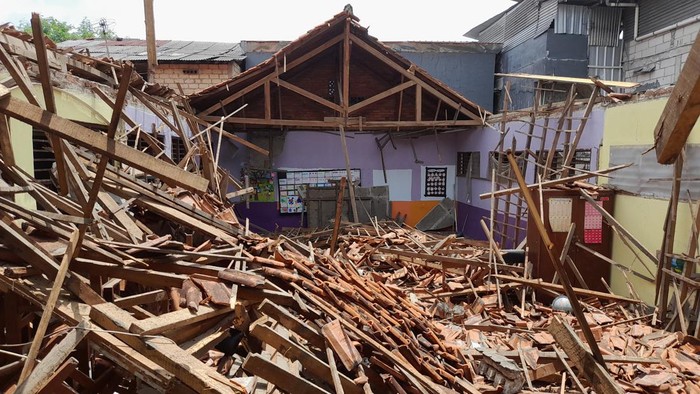 SDN di Bogor yang ambruk