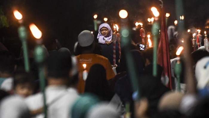 Semringah Pawai Obor Jelang Ramadan di Jakarta Warga memainkan alat musik saat mengikuti pawai obor di Palu, Sulawesi Tengah, Sabtu (26/3/2022). Pawai obor yang diikuti ratusan umat muslim tersebut dalam rangka menyambut bulan suci Ramadan 1443 H. ANTARA FOTO/Mohamad Hamzah/aww.
