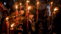 Mereka membawa obor sambil bertakbir berkeliling. 