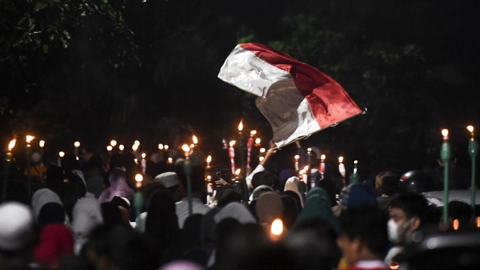Semringah Pawai Obor Jelang Ramadan di Jakarta Warga memainkan alat musik saat mengikuti pawai obor di Palu, Sulawesi Tengah, Sabtu (26/3/2022). Pawai obor yang diikuti ratusan umat muslim tersebut dalam rangka menyambut bulan suci Ramadan 1443 H. ANTARA FOTO/Mohamad Hamzah/aww.