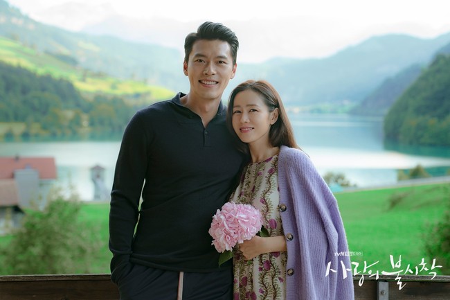 Hyun Bin dan Son Ye Jin terlibat cinta lokasi setelah membintangi drama Korea Crash Landing On You pada 2019. Keduanya mengukuhkan hubungan mereka sebagai pasangan suami istri dan kini telah dikaruniai seorang bayi laki-laki. Foto: Dok. tvN