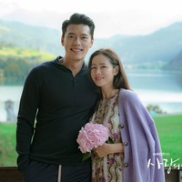 Hyun Bin dan Son Ye Jin terlibat cinta lokasi setelah membintangi drama Korea Crash Landing On You pada 2019. Keduanya mengukuhkan hubungan mereka sebagai pasangan suami istri dan kini telah dikaruniai seorang bayi laki-laki. Foto: Dok. tvN