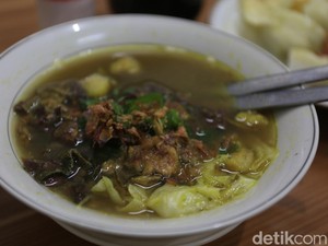 Kuah Nikmat dengan Aneka Isian di Soto Gurih Sarimbit