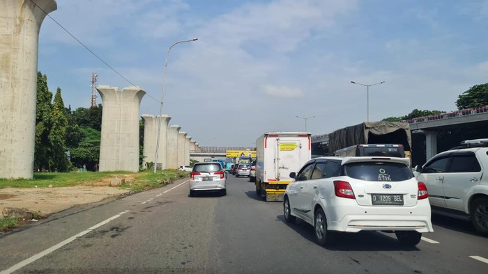 Suasana KM 8 Tol Cikampek Arah Jakarta