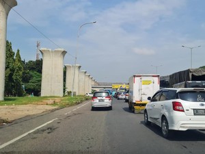 Tol Japek KM 8 Jatibening Bekasi ke Arah Jakarta Macet 2 Kilometer