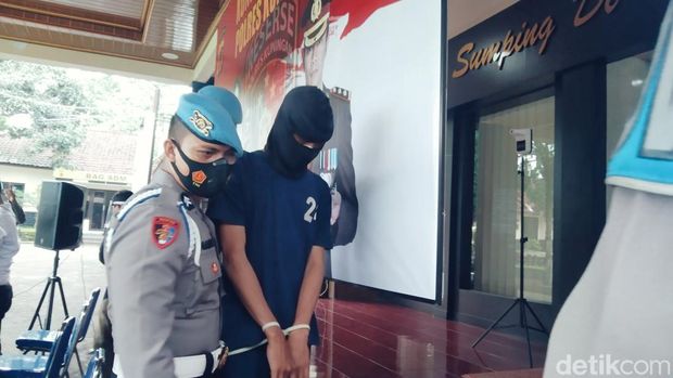 Tampang  FN (19) mahasiswa pembunuh Neng Eci di dalam kamar kostnya di Cijoho, Kuningan.