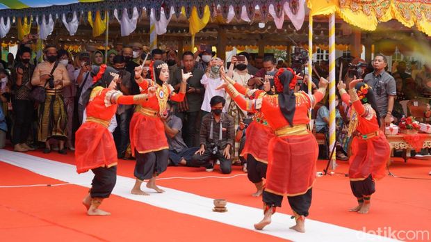 Tarian Bugis di Hari Jadi Bone ke-692.