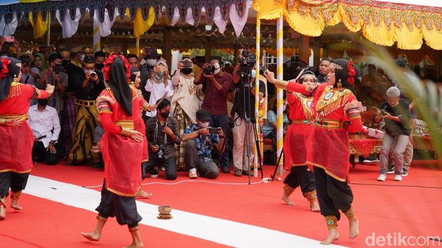 Tarian Bugis di Hari Jadi Bone ke-692.