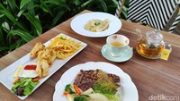 afe ini juga bisa jadi pilihan kalau kamu mau santai sambil menikmati secangkir teh atau kopi hangat. Buat para penggemar kopi, ada pilihan varian kopi seperti cappucino, long black, latte, affogato, hingga tiramisu coffee.  Foto: detikFood/Devi S. Lestari