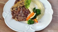 Daging steak dengan berat sekitar 250 gram ini dimasak dengan tingkat kematangan medium well, sesuai pesanan kami. Aromanya gurih semerbak, sangat menggoda, apalagi steak disajikan saat masih hangat.  Foto: detikFood/Devi S. Lestari