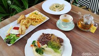 Bukan hanya konsep restoran, tapi deretan makanan enak pun siap memanjakan lidah. Pilihannya ada beefsteak, aneka pasta, salad, sup, fish and chips hingga camilan seperti bitterbalen.  Foto: detikFood/Devi S. Lestari