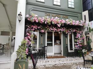 Makan Beefsteak yang Juicy Sambil Nikmati Taman di The Manor Cafe