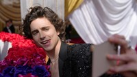 Bayangkan jika Anda dikirimkan foto selfie Timothee Chalamet seperti ini? John Locher/Invision/AP/John Locher