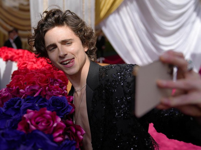 Timothee Chalamet di Oscar 2022 Timothee Chalamet tampil shirtless di Oscar 2022.
