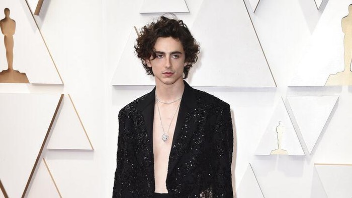 Timothee Chalamet tampil shirtless di Oscar 2022.