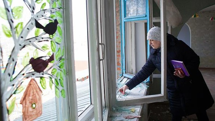 TK di Ukraina Dulunya Penuh Keceriaan, Kini Hancur Berantakan BYSHIV, UKRAINE - MARCH 27: Svitlana Hrabovska, 50, the head teacher of the kindergarten, which got destroyed as a result of a rocket strike in the area earlier, removes the broken glass from the window on March 27, 2022 in Byshiv, Ukraine. The rocket hit the kindergarten on March 2 and 3. The kindergarten used to accommodate 120 children from the area, they were evacuated long before the strikes. Ukraine's military says it has made territorial gains in the wider Kyiv region, after Russia's advance on the capital had largely stalled in recent weeks. But intermittent shelling and missile strikes persist. (Photo by Anastasia Vlasova/Getty Images)