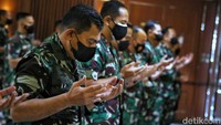 Prajurit TNI AL melakukan doa bersama di kawasan Mako Kolinlamil, Tanjung Priok, Jakarta Utara, Senin (28/3). Kegiatan tersebut bertujuan memberikan doa kepada prajurit TNI AL yang gugur saat bertugas di Kabupaten Nduga, Papua.  