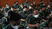 Doa bersama diikuti oleh puluhan anggota TNI AL.
