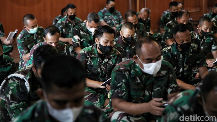 TNI Gelar Doa Bersama Untuk Prajurit yang Gugur di Papua Prajurit TNI AL melakukan doa bersama di kawasan Mako Kolinlamil, Tanjung Priok, Jakarta Utara, Senin (28/3). Kegiatan tersebut bertujuan memberikan doa kepada prajurit TNI AL yang gugur saat bertugas di Kabupaten Nduga, Papua.