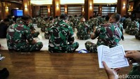 Doa bersama yang dilakukan oleh prajurit TNI AL ini dilakukan dengan khidmat.  