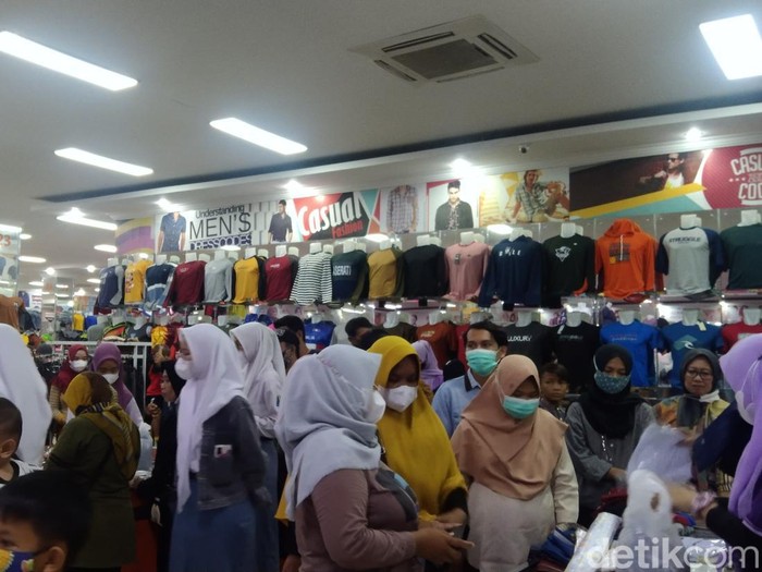 Toko pakaian di Majalengka diserbu warga.