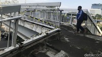 Tampak besi pagar tersebut telah keropos.