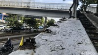 Begini kondisi sebagian pagar JPO Letjen S Parman, Jakarta Barat, Senin (28/3/2022).