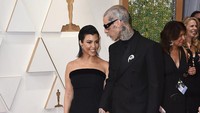Travis Barker dan Kourtney Kardashian tampil kompak dengan busana serba hitam di red carpet Oscar 2022. Jordan Strauss/Invision/AP/Jordan Strauss