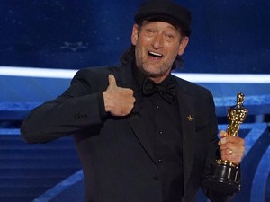 Pria Tuli Pertama di Best Supporting Actor Oscar 2022, Troy Kotsur: Aku Bisa!