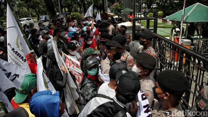 Unjuk Rasa Warga Rusun Marunda Menolak Polusi Batubara Massa yang tergabung dalam Forum Masyarakat Rusunawa Marunda melakukan unjuk rasa di depan Balai Kota, Jakarta Pusat, Senin (28/3).