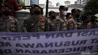 Tampak petugas kepolisian berjaga di Balai Kota.