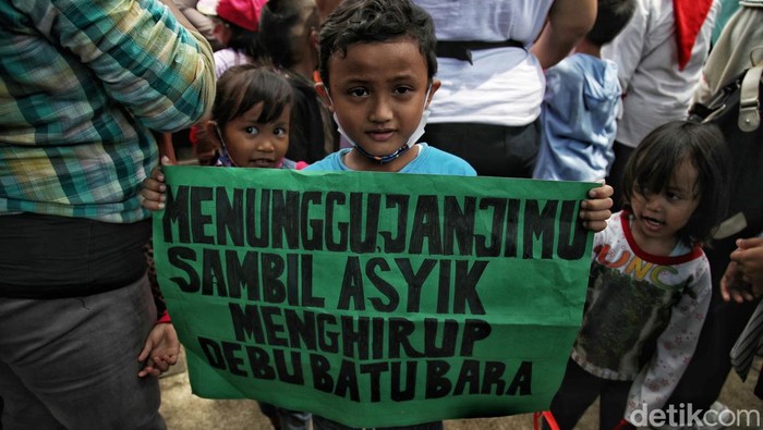 Massa yang tergabung dalam Forum Masyarakat Rusunawa Marunda melakukan unjuk rasa di depan Balai Kota, Jakarta Pusat, Senin (28/3).