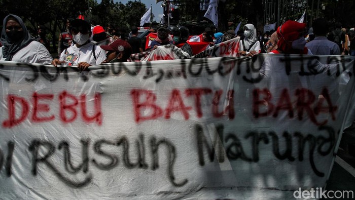 Massa yang tergabung dalam Forum Masyarakat Rusunawa Marunda melakukan unjuk rasa di depan Balai Kota, Jakarta Pusat, Senin (28/3).