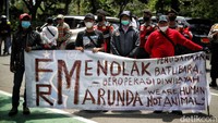 Massa yang tergabung dalam Forum Masyarakat Rusunawa Marunda, Jakarta Utara  melakukan unjuk rasa di depan Balai Kota, Jakarta, Senin (28/3/2022).   