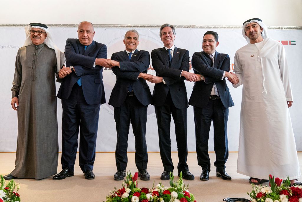 Menteri Luar Negeri Bahrain Abdullatif bin Rashid al-Zayani, Menteri Luar Negeri Mesir Sameh Shoukry, Menteri Luar Negeri Israel Yair Lapid, Menteri Luar Negeri AS Antony Blinken, Menteri Luar Negeri Maroko Nasser Bourita dan Menteri Luar Negeri Uni Emirat Arab Sheikh Abdullah bin Zayed Al Nahyan berpose untuk foto selama KTT Negev di Sde Boker, Israel 28 Maret 2022. Jacquelyn Martin/Pool via REUTERS (Jacquelyn Martin/Pool via REUTERS)