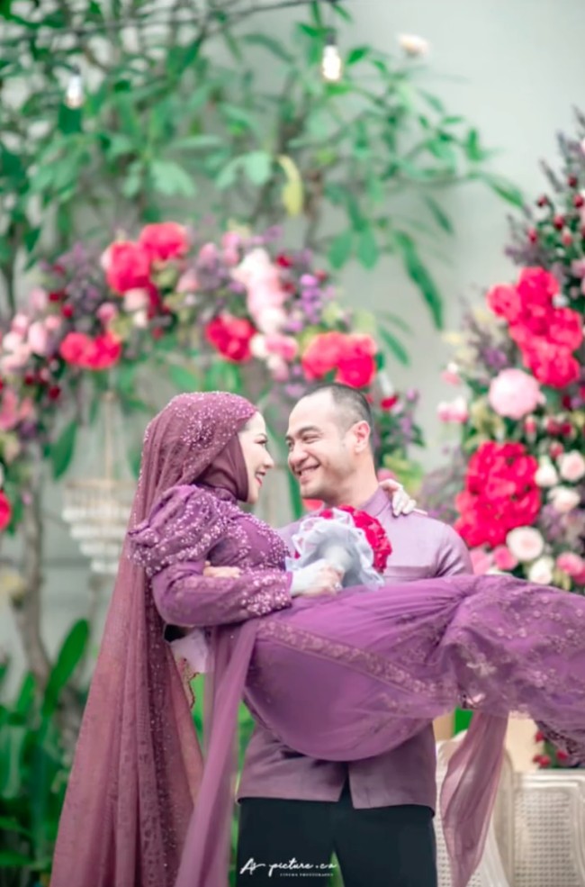 Pernikahan tersebut menjadi yang kedua kali bagi Venna Melinda, dan yang ketiga untuk Ferry Irawan. Foto: Instagram/@vennamelindareal