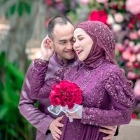 Meresmikan hubungannya di Bali pada 7 Maret 2022, Venna Melinda dan Ferry Irawan menjalankan ibadah puasa pertamanya sebagai suami dan istri. Foto: Instagram/@vennamelindareal